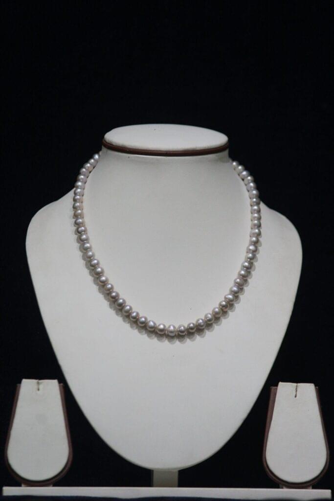 Keshi Pearl Necklace Set - A stunning necklace set featuring Keshi pearls, known for their organic shapes and natural luster, offering a unique and luxurious design.