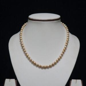 Elegant Pearl Necklace - A sophisticated necklace featuring lustrous pearls, perfect for adding a touch of timeless beauty and refinement to any outfit.