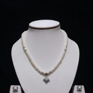 Elegant pearl necklace featuring lustrous pearls, designed to add sophistication and charm to any outfit.
