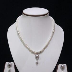 Luxury Pearl Necklace - Exquisite high-quality pearls arranged in a luxurious design for a sophisticated and timeless look.