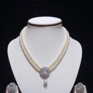 Two-layered pearl necklace set with a white pendant, combining the timeless elegance of pearls with the pure and sophisticated appeal of a white gemstone.