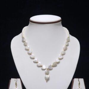 Heart-shaped pearl necklace set, offering a romantic and elegant design perfect for special occasions.