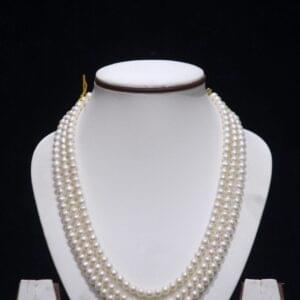 Elegant pearl necklace showcasing timeless beauty with a sophisticated and refined design, perfect for special occasions.