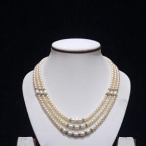 Triple-layer pearl necklace set featuring elegant layers of pearls for a sophisticated and stylish look.